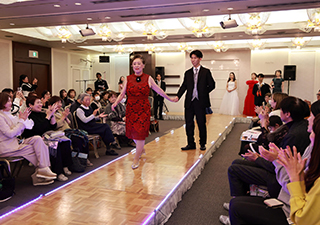 プラチナレディのランウェイ 2025